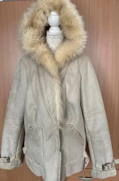 River Island suèdelook jas maat 46 [DMv], Kleding | Dames, Jassen | Winter, Zo goed als nieuw, Maat 46/48 (XL) of groter, Beige