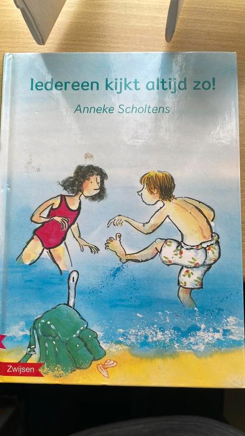 Anneke Scholtens - Iedereen kijkt altijd zo! (dyslexie boek), Boeken, Kinderboeken | Jeugd | onder 10 jaar, Zo goed als nieuw