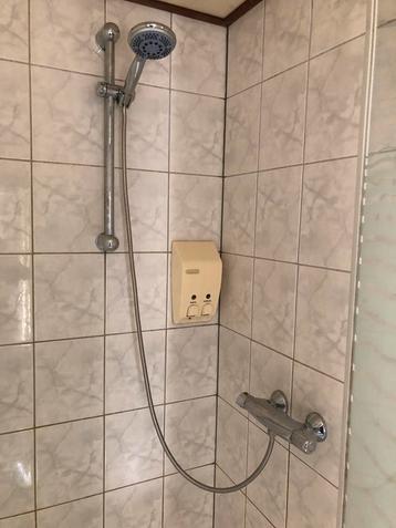 4 gebruikte badkamers