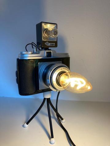 Cameralamp Agfa met statief en retro flits