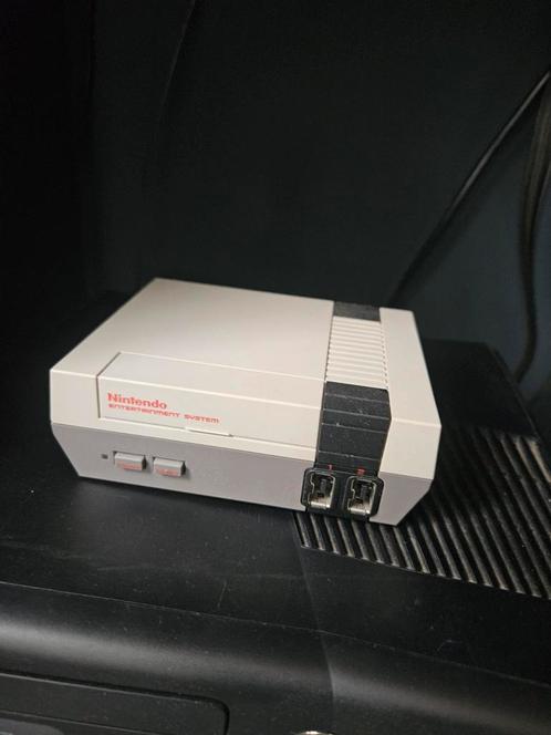 Nintendo NES Mini + 2 controllers, Spelcomputers en Games, Spelcomputers | Nintendo NES, Zo goed als nieuw, Met 2 controllers