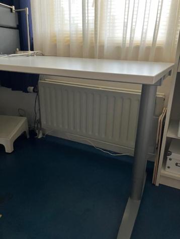 Galant Bureau Ikea, wit blad, 80x160, 2 poten, verstelbaar! - afbeelding 3 Galant Bureau Ikea, wit blad, 80x160, 2 poten, verstelbaar! - afbeelding 3