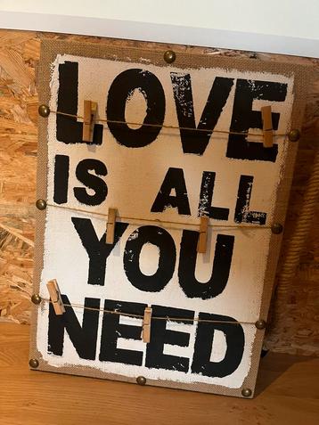 Tekstbord Love is all you need