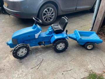 Blauwe trap tractor trekker met kar