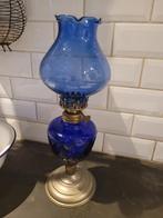 Oude blauw glazen olielamp met metalen voet