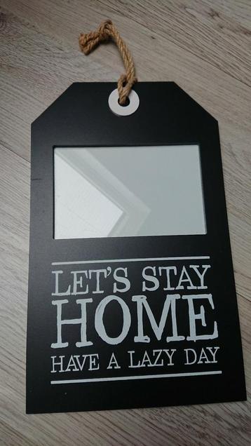 Fotolijstje met tekst, zwart: Let's stay home... 