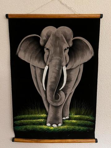 Mooi wandkleed van grote olifant aan twee stokken. Nieuw! 