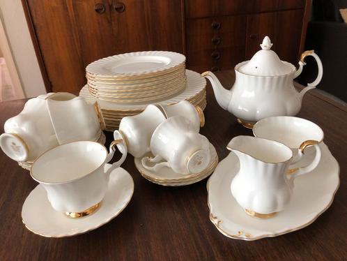 Royal Albert Val D’or Bone China servies z.g.a.n., Huis en Inrichting, Keuken | Servies, Zo goed als nieuw, Compleet servies, Overige stijlen