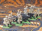 12 soldaten mooi oud antiek speelgoed uit Engeland van tin.