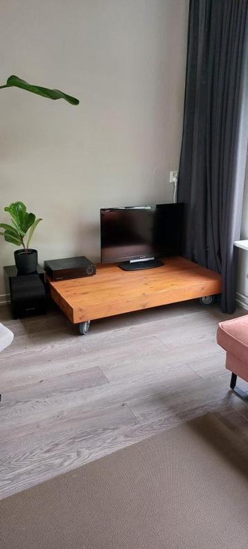 Massief houten tafel op wielen