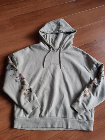 Groene trui met bloemen op de mouw maat S. Clockhouse.Hoodie