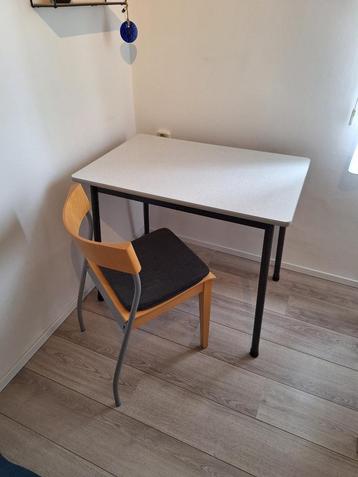 Formica Tafel plus twee stoelen