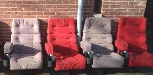 3 grijze en 2 rode vintage bioscoop stoelen te koop., Huis en Inrichting, Stoelen, Gebruikt, Vier, Hout, Metaal, Stof, Rood, Ophalen