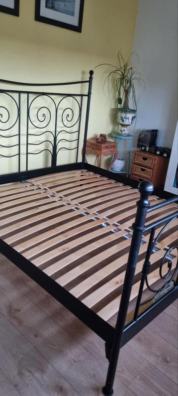 Stijlvol zwart metalen bedframe met lattenbodem - afbeelding 2 Stijlvol zwart metalen bedframe met lattenbodem - afbeelding 2