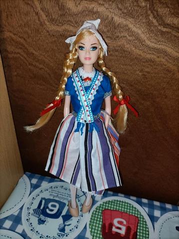 Nederlandse klederdracht Barbie pop Sandy 29 cm groot 