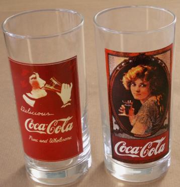 2 Coca Cola glazen met afbeelding oude reclameposter met dam
