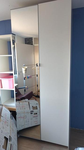 Twee hoge IKEA Pax kasten in wit met deuren/ spiegels planke - afbeelding 2 Twee hoge IKEA Pax kasten in wit met deuren/ spiegels planke - afbeelding 2