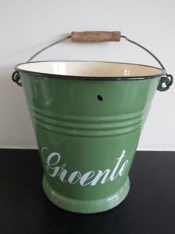 Groene emaille emmer met groente erop 23 cm hoog  