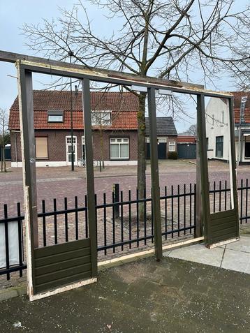 GRATIS AF TE HALEN! Glazenpui, 2 vaste panelen en 2 deuren