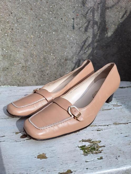 Salvatore Ferragamo beige loafers mocassins maat 37, Kleding | Dames, Schoenen, Zo goed als nieuw, Beige, Ophalen of Verzenden