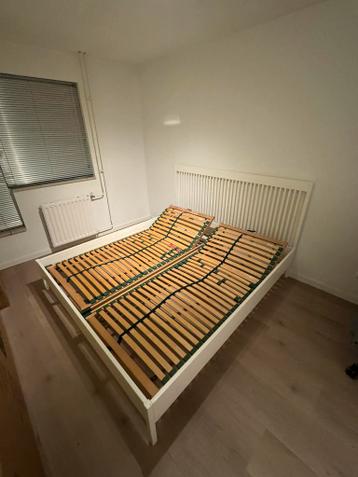 IKEA IDANÄS bedframe 180x200 wit + 2 lattenbodems - afbeelding 5 IKEA IDANÄS bedframe 180x200 wit + 2 lattenbodems - afbeelding 5