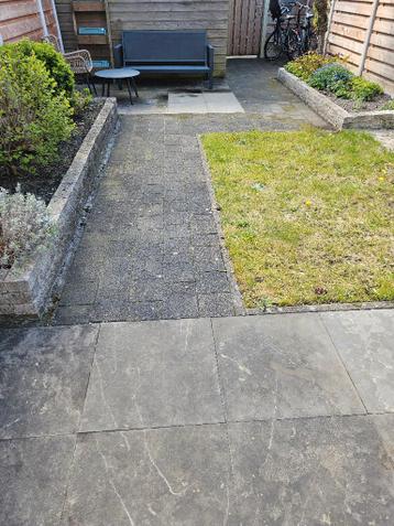 Partij natuursteentegels en muurblokken gratis af te halen!