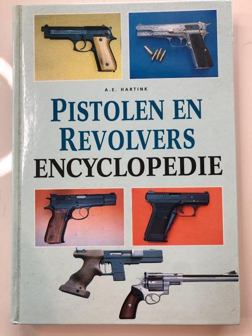 Pistolen en Revolvers encyclopedie 272 pagina's A.E.Hartink., Boeken, Oorlog en Militair, Zo goed als nieuw, Overige onderwerpen