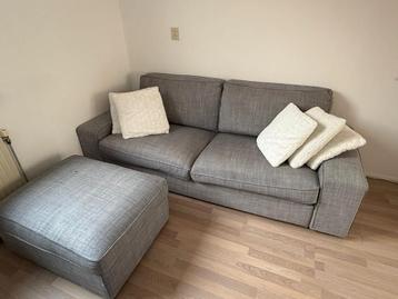 grijze ikea kivik tweepersoonsbank met hocker - afbeelding 1 grijze ikea kivik tweepersoonsbank met hocker - afbeelding 1