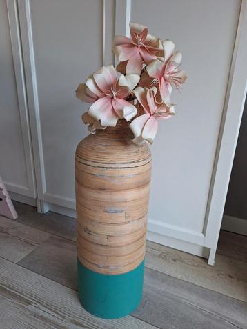 Bamboe vaas met kunstbloemen