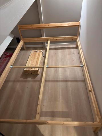Houten IKEA bedframe + matras – 140x200 - afbeelding 2 Houten IKEA bedframe + matras – 140x200 - afbeelding 2