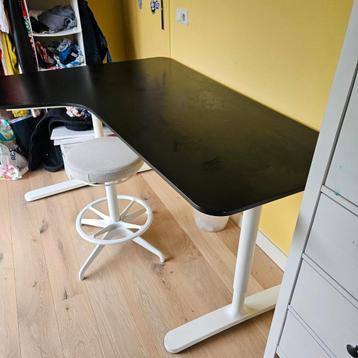 Bekant Ikea hoekbureau wit onderstel met zwart blad - afbeelding 2 Bekant Ikea hoekbureau wit onderstel met zwart blad - afbeelding 2