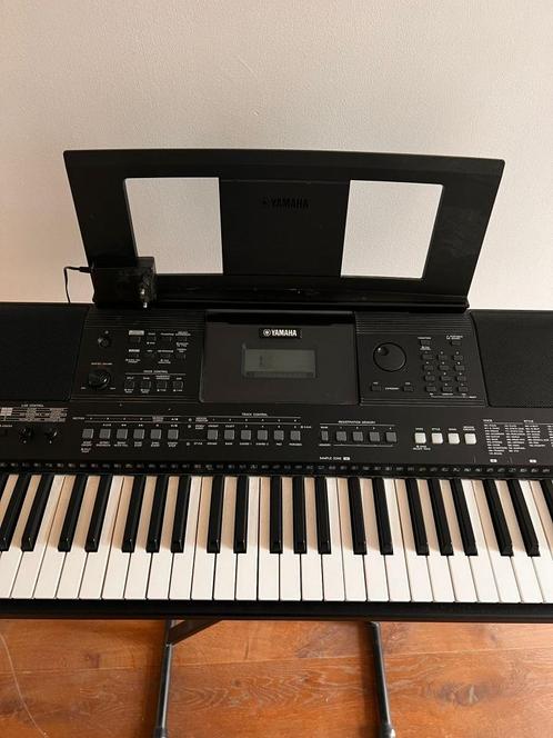 Yamaha Piano Keyboard PSR E463, Muziek en Instrumenten, Keyboards, Zo goed als nieuw, 61 toetsen, Yamaha, Aanslaggevoelig, Met standaard