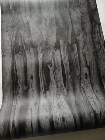 Prachtig zwart grijsbehang. Mooi houtpatroon. 3 rollen.