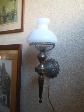 Prachtige wandlamp brons koper opaline glas 41,5 cm. hoog