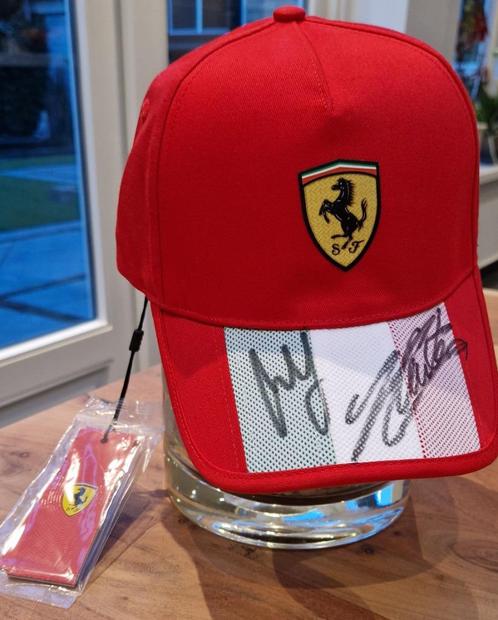 Ferrari F1 pet getekend door Carlos Sainz & Charles Leclerc, Verzamelen, Kleding en Patronen, Nieuw, Hoed, Pet, of Sjaal, Ophalen of Verzenden