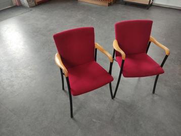 twee rode stoelen met armleuningen 