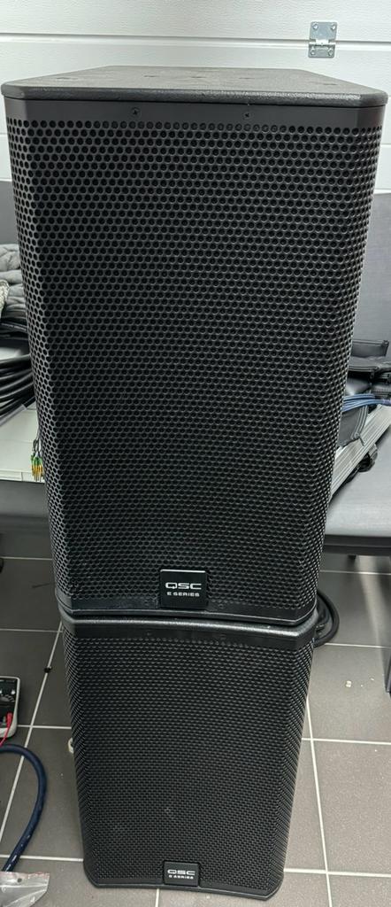 2x QSC E112 speakers in nette staat, Audio, Tv en Foto, Luidsprekers, Zo goed als nieuw, Front, Rear of Stereo speakers, 120 watt of meer