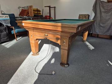 Oud biljart met toebehoren