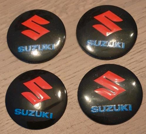 4 aluminium wieldopstickers & ventieldoppen met Suzuki logo!, Auto diversen, Tuning en Styling, Ophalen of Verzenden