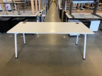 Bureau met knop 180x80xH68-88 cm, 39 stuks - afbeelding 1 Bureau met knop 180x80xH68-88 cm, 39 stuks - afbeelding 1