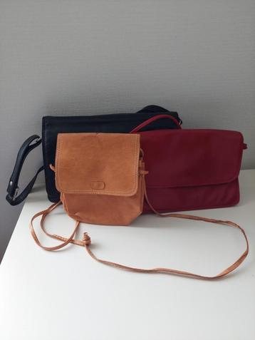 Handtassen van leder, zwart, rood en licht bruin, 3 stuks.