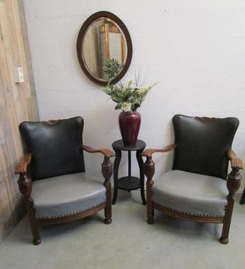 Twee vintage clubfauteuils met open zijkant