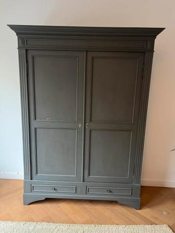 Prachtige klassieke kast in groen/grijs - afbeelding 2 Prachtige klassieke kast in groen/grijs - afbeelding 2