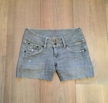 Pepe Jeans: korte grijze jeans/korte broek; scratches; small
