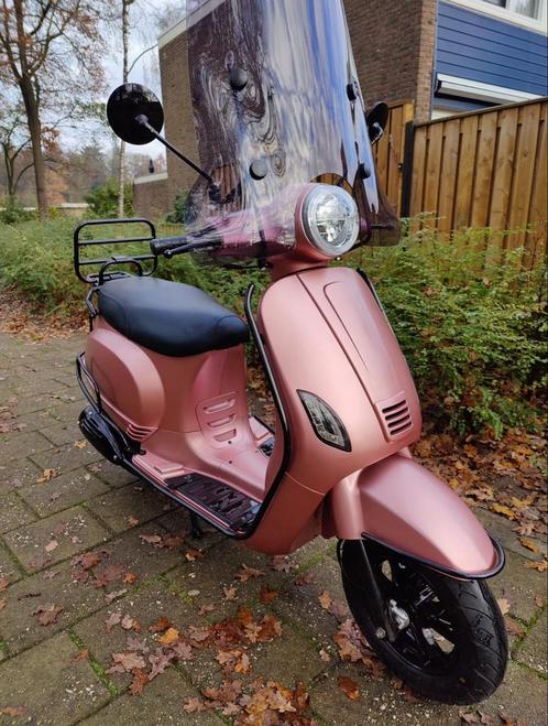 Plaatje van een scooter - Vespa Look - BTC Riva - Snor, Fietsen en Brommers, Snorfietsen en Snorscooters, Zo goed als nieuw, Vespa