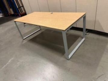 Bureau met knop en kabelgoot 200x90xH62-86 cm, 76 stuks - afbeelding 2 Bureau met knop en kabelgoot 200x90xH62-86 cm, 76 stuks - afbeelding 2