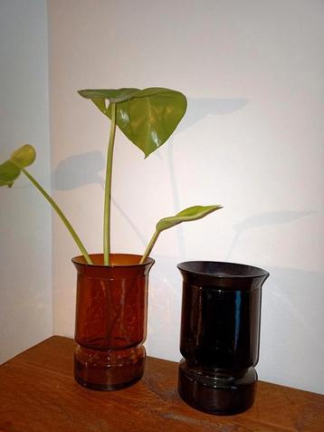 2 vintage vazen/ amberkleurig en groen/ 15 cm hoog
