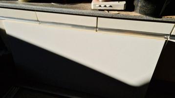 Wit IKEA GALANT bureau met grijze poten - afbeelding 3 Wit IKEA GALANT bureau met grijze poten - afbeelding 3