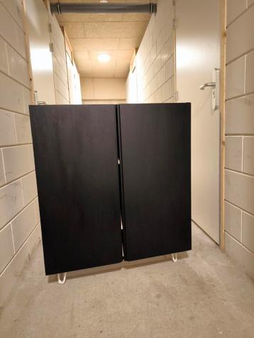 Zwart IKEA IVAR kastje met witte hairpin poten - afbeelding 1 Zwart IKEA IVAR kastje met witte hairpin poten - afbeelding 1