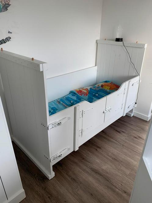 2 stoere peuterbedden, 2 kasten, 1 commode massief, Kinderen en Baby's, Kinderkamer | Complete kinderkamers, Zo goed als nieuw